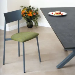 Anémone Carrier® Chaise française avec assise en tissu rembourrée et dossier métal