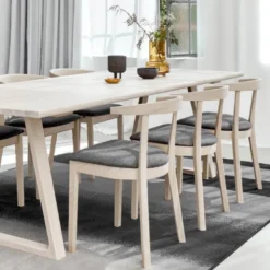 52 Chaise en bois massif avec assise rembourrée