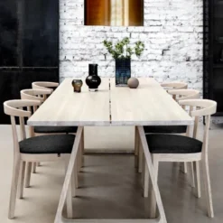52 Chaise en bois massif avec assise rembourrée