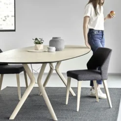 Lena Mobitec® Chaise ajourée en tissu et pieds bois style moderne