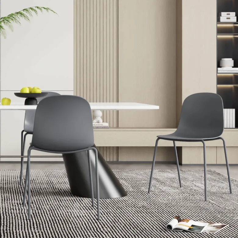 LilyChaise coque moderne empilable en polypropylène avec pieds en métal
