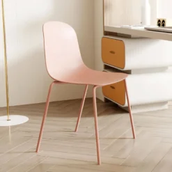 LilyChaise coque moderne empilable en polypropylène avec pieds en métal