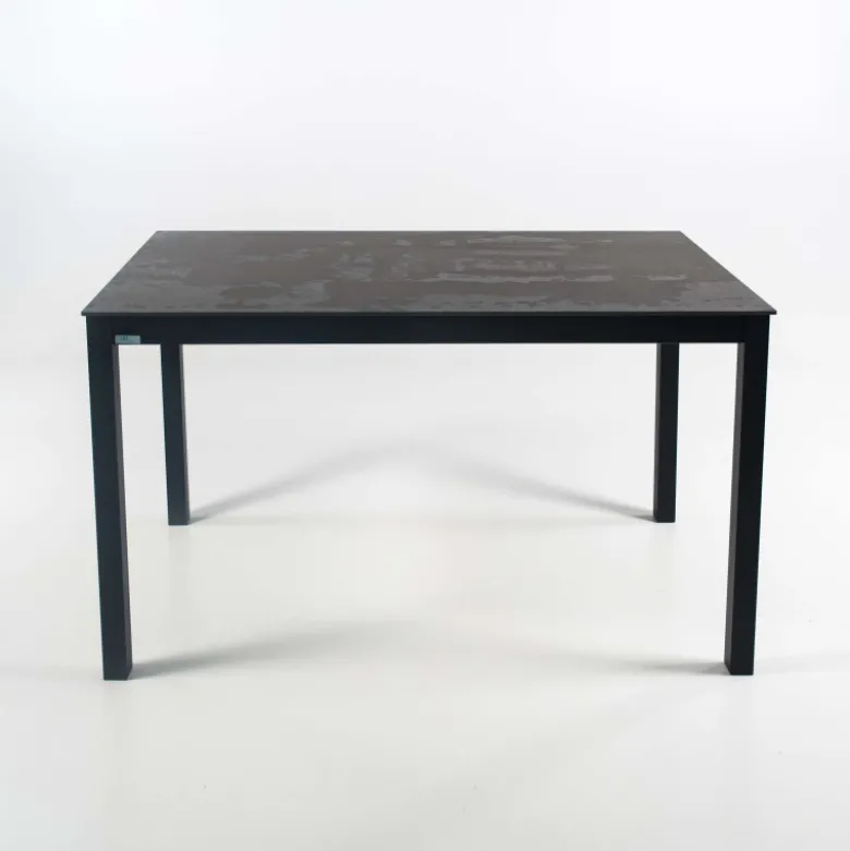 Millenium 4 Table rectangulaire en dekton et pieds en métal