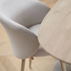 Neo Mobitec ® Fauteuil cosy confortable en tissu et pieds bois