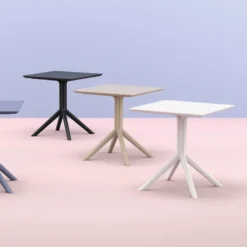 Sky Petite table carrée en résine