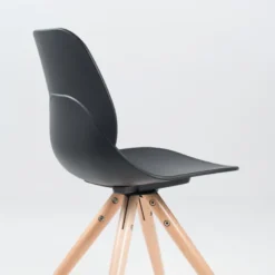 VictoireChaise design en polypropylène noir avec pieds en bois
