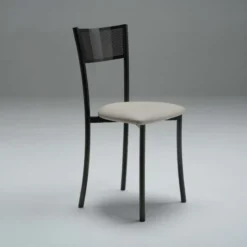 Wasabi Carrier® Chaise moderne en synthétique et métal dossier ajouré